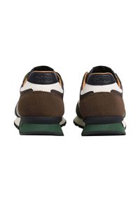 Sneakers marroni e verdi in pelle scamosciata e mesh. Presentano una chiusura con lacci, colletto imbottito e dettagli a contrasto. Anno modello "1973" inciso.