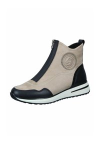 Beige Wildleder-Ankle-Boots mit schwarzen Lederakzenten, seitlichem Reißverschluss, weißer Zwischensohle und strukturierten Mustern an den äußeren Seiten.