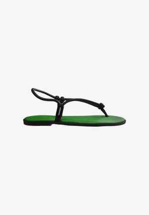 Zwarte rubberen teenslipper met zwarte band en groene voetbed. Beschikt over een minimalistisch ontwerp, een gestructureerde zool en een logo op de band.