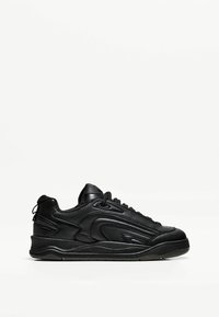 Schwarze Sneaker aus glattem Leder, mit runder Zehenpartie, strukturierten seitlichen Akzenten und flacher Gummisohle. Schnürsenkel und Zuglasche sind enthalten.