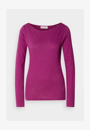 Langermet topp i livlig magenta. Laget av myk, lett stoff med en jevn tekstur. Har en bred båtutringning og tettsittende passform.