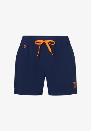 Shorts de bain bleu marine avec taille élastique et cordon de serrage orange vif, arborant un petit logo sur la jambe avant et un détail latéral.