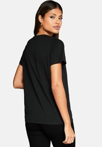 Lipsy REGULAR FIT ROUND NECK WEAR IT WITH LOVE  - Apdrukāts T-krekls - black
