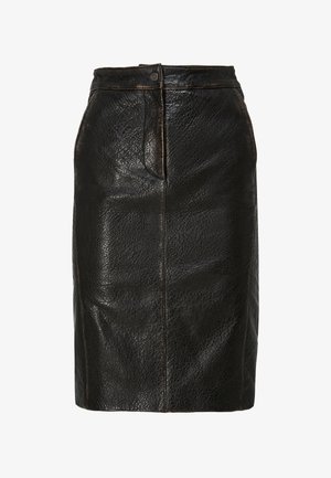 Zwarte leren kokerrok met een gestructureerd oppervlak, decoratieve stiksels, een knoopsluiting en zijzakken. Op maat gemaakt ontwerp, tot aan de knie.