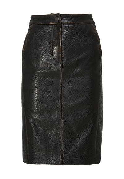 Fekete bőr ceruzaszoknya texturált felülettel, díszöltésekkel, gombos záródással és oldalzsebekkel. Testre szabott kialakítás, térd alá érő hosszúságban.