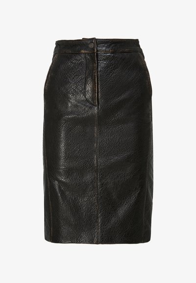 Fekete bőr ceruzaszoknya texturált felülettel, díszöltésekkel, gombos záródással és oldalzsebekkel. Testre szabott kialakítás, térd alá érő hosszúságban.