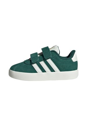 Sneaker in camoscio verde con strisce bianche, cinturini in velcro, punta arrotondata e suola in gomma bianca. Vista di profilo.