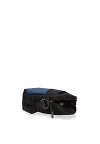 Borsa a spalla nera e blu realizzata in materiale sintetico, dotata di una chiusura con zip, tracolla regolabile e design elegante e minimalista.