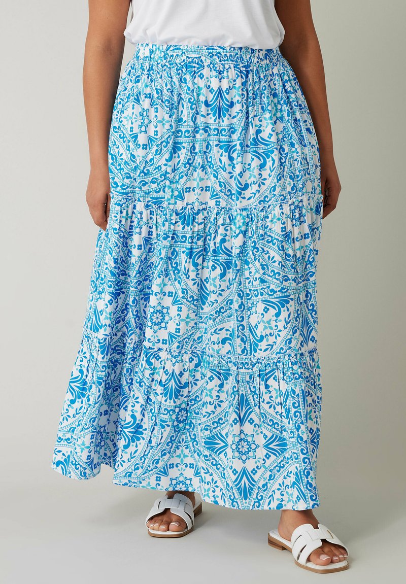 Gonna maxi blu e bianca con motivi floreali e geometrici, caratterizzata da un design a strati, vita elasticizzata e tessuto leggero.