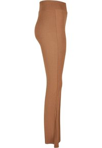 Leggings marron côtelés avec une taille large, présentant un design ajusté et une texture lisse, s'étendant jusqu'à la cheville avec une coupe droite.