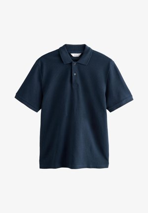 Marineblauw polo shirt met korte mouwen, twee knopenpat en kraag, weergegeven op een witte achtergrond.
