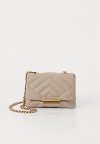 Beige quiltet taske med et chevron-mønster, guldfarvet kædetræk, og et metallisk logo-plade på forsiden. Glat overflade.