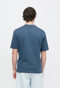 Ανδρικό μπλουζάκι κοντομάνικο σε ναυτικό μπλε, με στρογγυλή λαιμόκοψη και άνετη εφαρμογή. Λείο βαμβακερό ύφασμα χωρίς ορατά σχέδια.