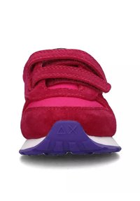 Sneaker in suede rosa brillante con suola in gomma viola, doppie cinghie con chiusura a velcro e design della punta arrotondato per il comfort.