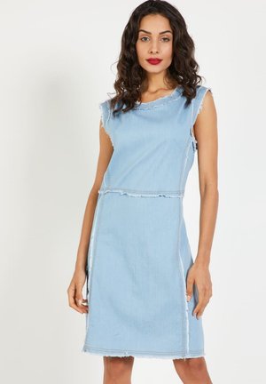 Vestido de mezclilla azul claro con bordes deshilachados, diseño sin mangas, escote redondo y detalles cosidos a lo largo de las costuras.
