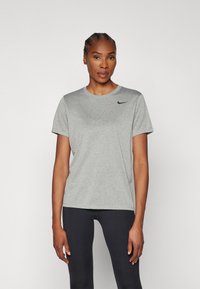 Hallide hall sleeves ja ümar kaelusega hall sportlik särk, mille vasakus ülanurgas on must Nike'i logo. Kanga pind on sile.