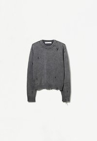 Szary sweter dziany z okrągłym dekoltem, z przetarciami i ściągaczami na rękawach. Dolny brzeg lekko postrzępiony dla swobodnego wyglądu.