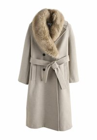 Beige wollen blend jas met een grote nep bontkraag, dubbelzijdige zwarte knopen, strikceintuur en zijzakken. Getailleerde pasvorm en rechte snit.