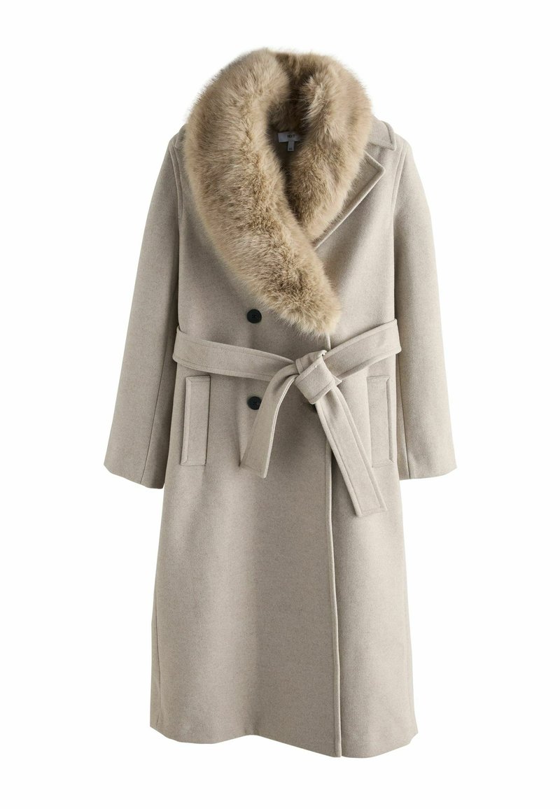 Beige wollen blend jas met een grote nep bontkraag, dubbelzijdige zwarte knopen, strikceintuur en zijzakken. Getailleerde pasvorm en rechte snit.