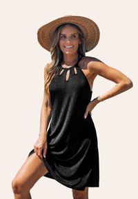 Vestido negro sin mangas hecho de una tela suave, con un escote redondeado y detalles recortados, además de un dobladillo asimétrico.