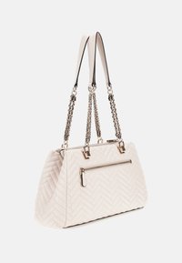 Borsa a tracolla bianca trapuntata con doppie catene e manici in pelle, dettagli in argento, chiusura con zip superiore e tasca con zip frontale. Motivo a spina di pesce testurizzato.