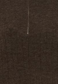 Brauner Strickpullover mit vertikalem Reißverschlussdetail, weicher Textur und subtilen Mustern. Das Material wirkt warm und gemütlich.