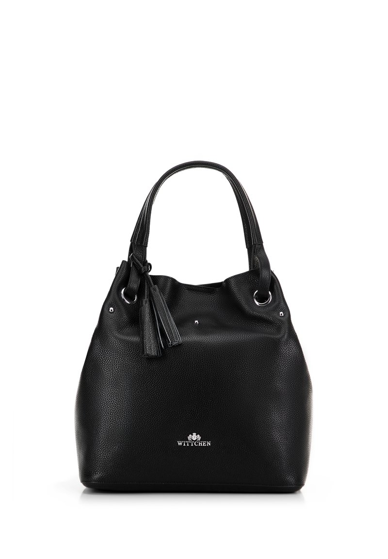 Schwarze Leder-Eimer-Tasche mit strukturierten Oberflächen, silberfarbenen Beschlägen, zwei Griffen und einem dekorativen Quasten-Detail. Logo auf der Vorderseite angebracht.