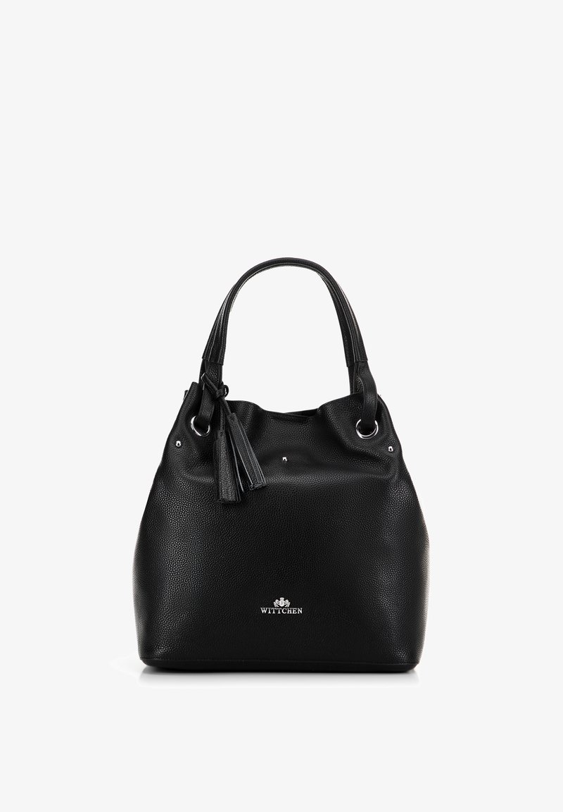 Czarna skórzana torba w kształcie wiadra z teksturowaną powierzchnią, metalowymi detalami w srebrnym kolorze, podwójnymi uchwytami oraz dekoracyjnym frędzlem. Logo umieszczone z przodu.