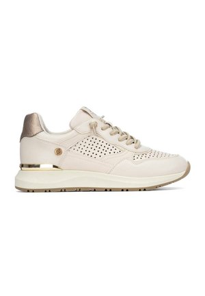 Zapatilla de deporte de piel beige con patrón de triángulos perforados, detalle metálico dorado en el talón, cierre con cordones y suela blanca gruesa con dibujo beige.