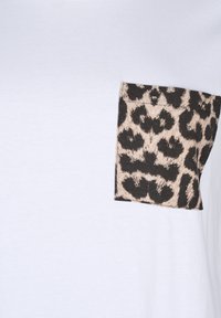 Zizzi MIT BRUSTTASCHE - Marškinėliai su spaudiniu - leo pocket