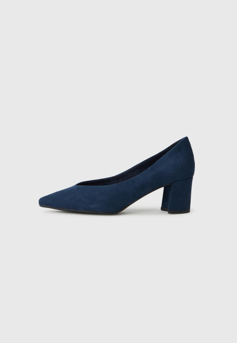Navy Wildleder-Pumps mit spitzer Zehe und Blockabsatz, die eine glatte Textur und klare Designlinien aufweisen.