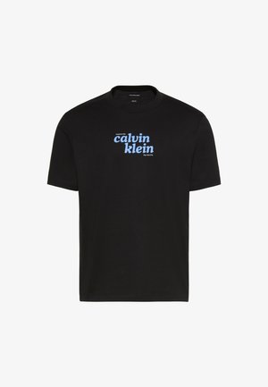 T-shirt noir à manches courtes avec logo "calvin klein" bleu clair et petit texte "Established 1968" et "New York City" au centre devant.