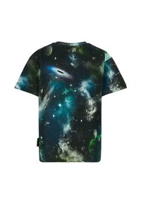 Koszulka z krótkim rękawem w ciemnym kolorze z wzorem galaktyki, zawierająca planety, gwiazdy i wirujące mgławice w odcieniach niebieskiego, zielonego i czarnego.