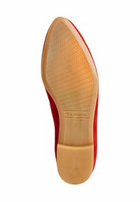 Scarpa rossa in suede con punta affusolata, suola liscia color nocciola e logo del marchio impresso. Taglia 37 indicata sulla suola. Design della scarpa con tacco appiattito.