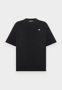 Μαύρο κοντομάνικο T-shirt με μικρό λευκό ημικυκλικό λογότυπο στο αριστερό στήθος, τοποθετημένο επίπεδα σε ανοιχτό γκρι φόντο.