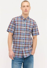Kurzärmliges kariertes Hemd in Blau, Rot und Weiß. Mit einem Button-Down-Kragen und einem kleinen Logo auf der Brust. Material aus Baumwollmischung.