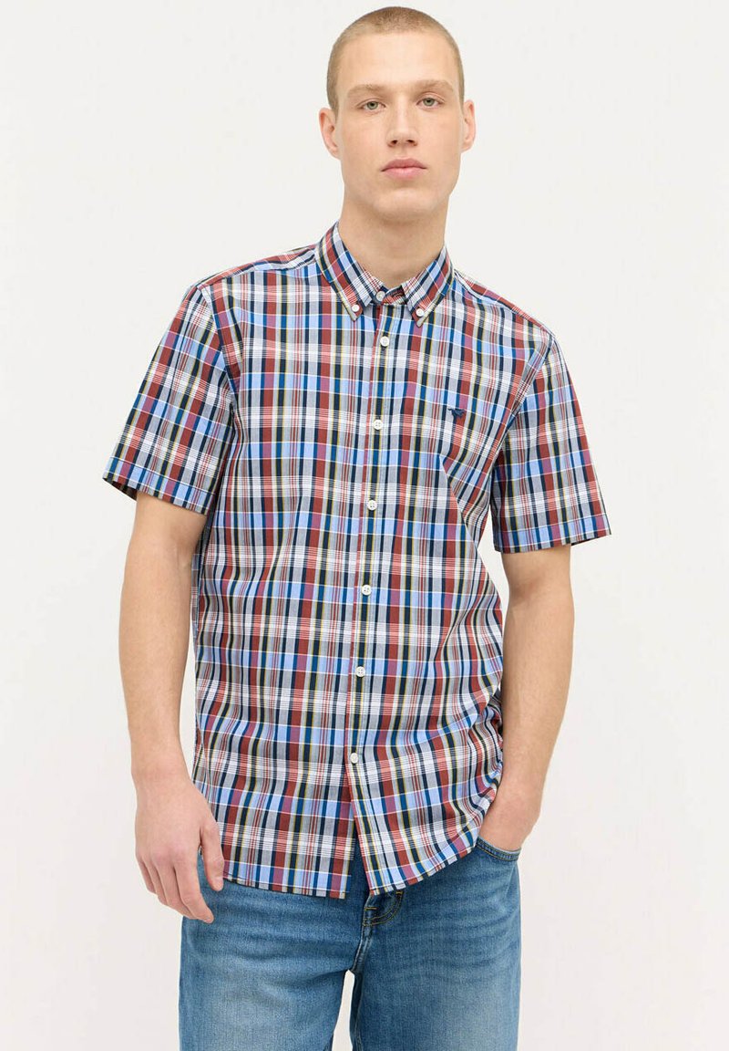 Kurzärmliges kariertes Hemd in Blau, Rot und Weiß. Mit einem Button-Down-Kragen und einem kleinen Logo auf der Brust. Material aus Baumwollmischung.