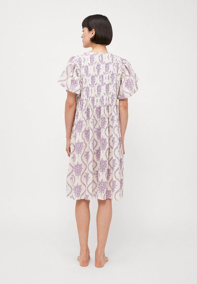 Desmond & Dempsey PLEATED NIGHTIE  - Hálóing - cream/violet