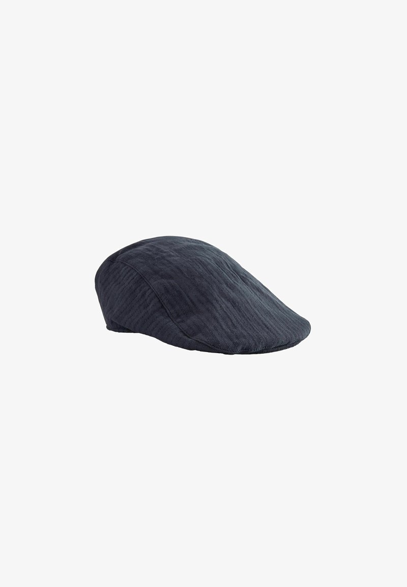 Gorra plana de color gris oscuro, hecha de un tejido texturizado, con forma redondeada y un ala ligeramente curvada para mayor cobertura. Presenta sutiles líneas verticales.