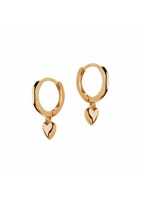 Złote kolczyki w kształcie obręczy z serduszkowym zawieszeniem. Gładka powierzchnia z polerowanym wykończeniem, zaprojektowane do noszenia w przekłutych uszach.