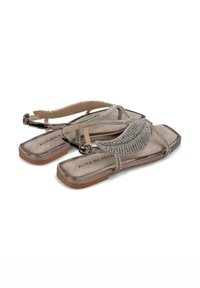 Sandali piatti trasparenti con finitura metallica argentata e accenti decorativi di strass. Presentano cinturini incrociati e una soletta imbottita.