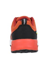 Svart och orange träningssko med en strukturerad ovandel, vadderad krage och en kontrasterande röd mellansula. Har en randig dragflik och mönstrad yttersula.