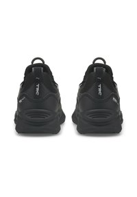 Zapatillas deportivas negras con parte superior de malla, cuello acolchado y suela de goma texturizada, con marca en el talón y una etiqueta de tirón distintiva.