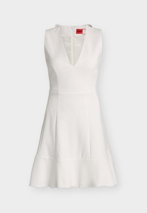 Λευκό αμάνικο φόρεμα με βαθύ V λαιμόκοψη, εφαρμοστή μέση, φαρδιά τελείωμα και φερμουάρ στην πλάτη με κόκκινη ετικέτα της μάρκας Hugo.