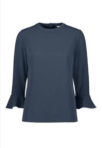 Námořnickě modrá halenka s dlouhými rukávy a řasenými manžetami. Hladká textura látky a vysoký límeček s knoflíkovým zapínáním vzadu.