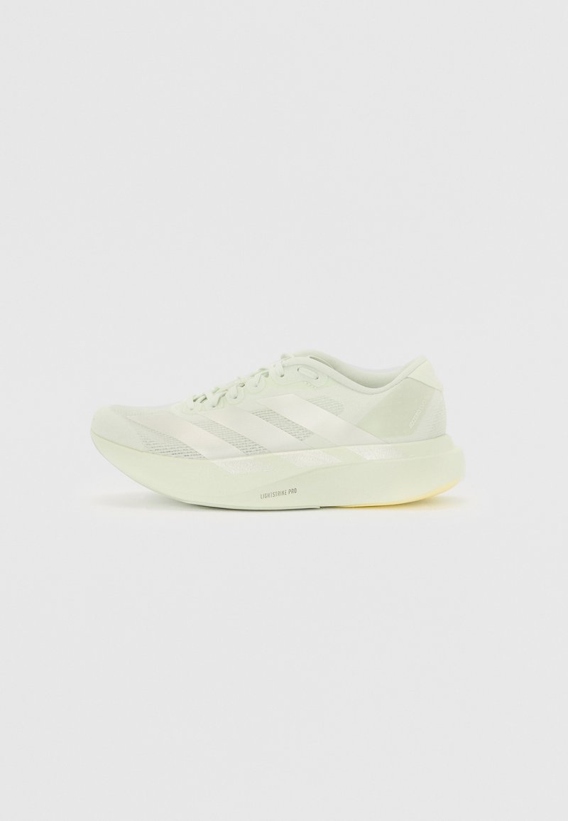 Scarpa da corsa verde chiaro con tomaia in rete, tre strisce bianche, collare imbottito e suola testurizzata. Caratterizzata da un design leggero e accenti riflettenti.