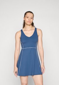 Vestido atlético azul com um design em V, sem mangas, e detalhes em branco. Tecido suave com saia rodada.