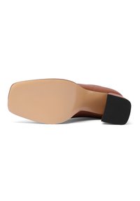 Scarpa in pelle marrone con punta quadrata e superficie liscia. Suola beige con un motivo testurizzato e accentuazione in gomma nera sul tallone.