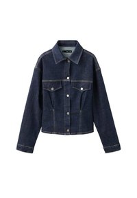 Chaqueta de mezclilla azul oscura con dos bolsillos en el pecho, detalles de costura visibles, cierre de botones y un cuello clásico; diseño de corte relajado.