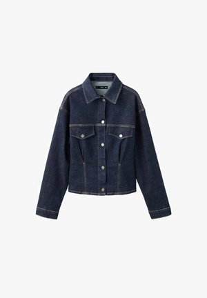 Veste en denim bleu foncé avec deux poches poitrine, détails de couture visibles, fermeture à boutons et col classique ; design décontracté.